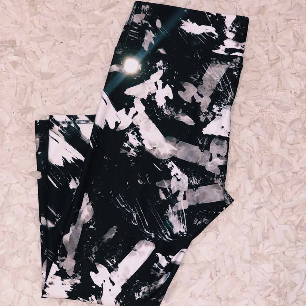 Fabletics black & white crop leggings